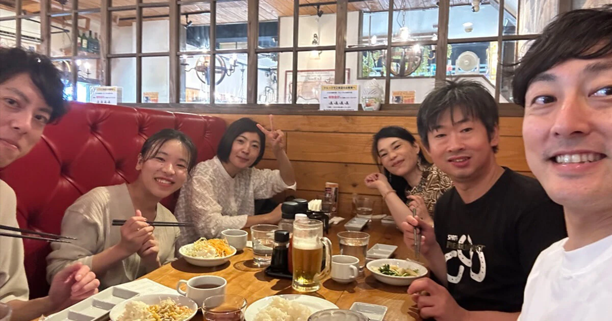 これまでの沖縄合宿で、食卓を囲む出永とメンバーたち